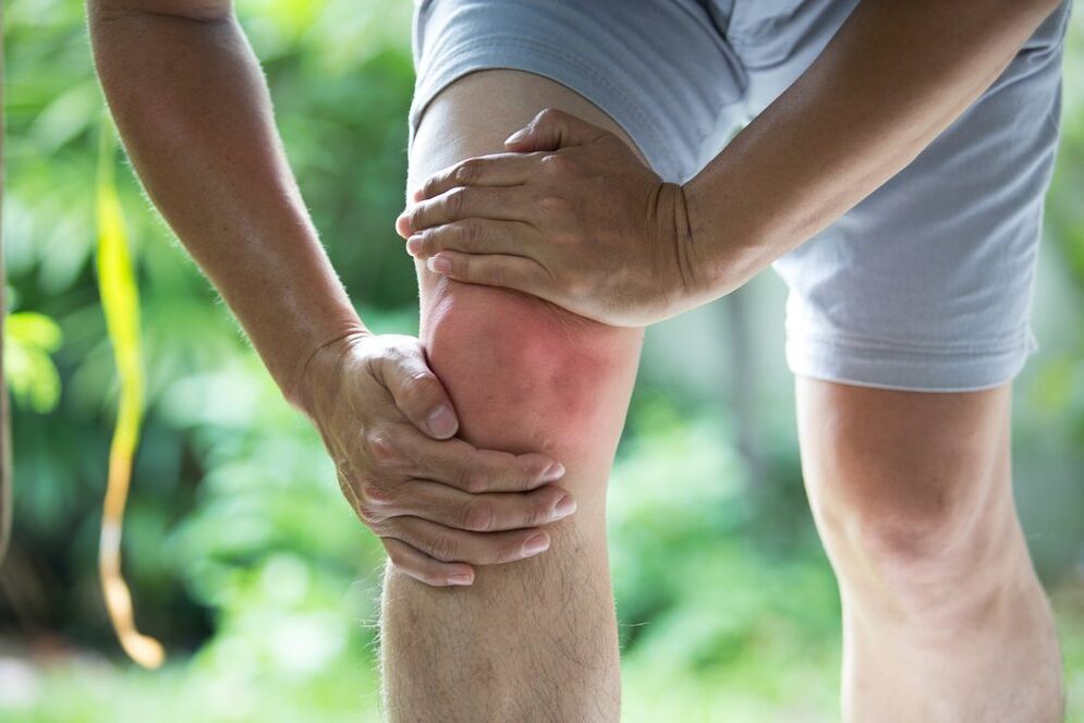 Joint pain is the most noticeable manifestation of arthrosis and arthritis. 